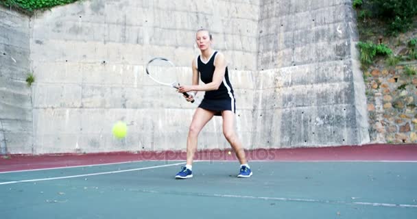 Deportiva activa jugando al tenis — Vídeo de stock