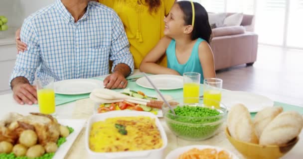 Glückliche Familie beim gemeinsamen Mittagessen — Stockvideo