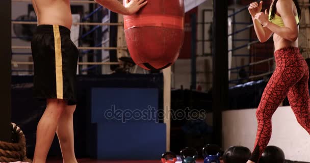 Kobieta bokser ćwiczenia z trenerem — Wideo stockowe