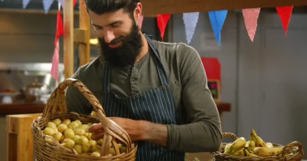 Personal masculino sosteniendo una canasta de cal — Vídeos de Stock