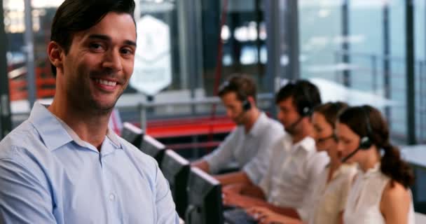 Ejecutivo de negocios sonriendo en call center — Vídeos de Stock