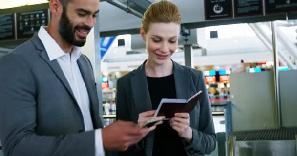 Gente de negocios discutiendo por teléfono inteligente — Vídeo de stock