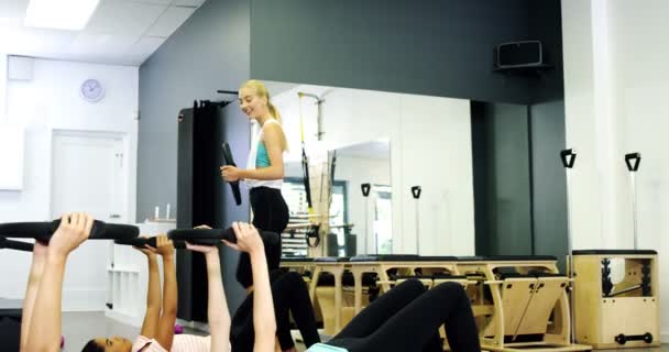 Frauen beim Training im Fitnessstudio — Stockvideo