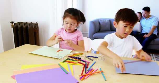 Děti dělají domácí úkoly — Stock video