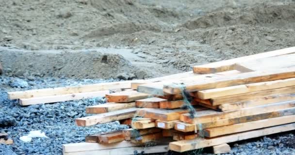 Chariot élévateur chargement planche en bois — Video