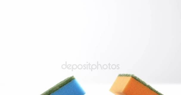 Multicolor schoonmaak spons — Stockvideo