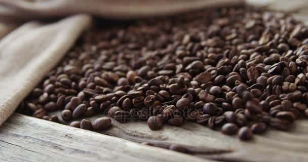Grains de café tombant sur planche de bois — Video