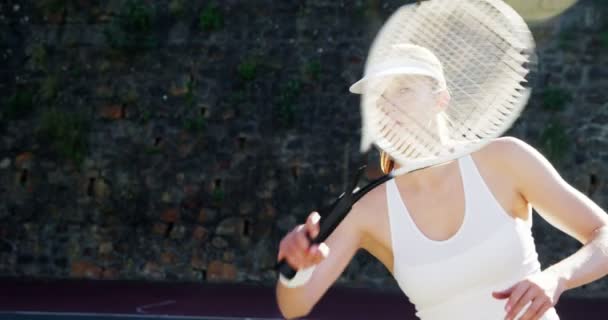 Активная спортсменка играет в теннис — стоковое видео