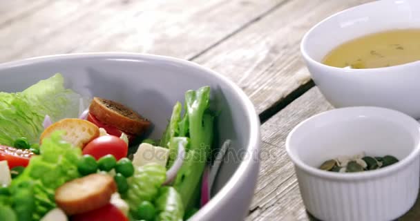 Salada em tigela — Vídeo de Stock