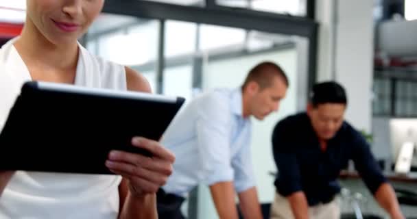 Business Executive utilisant une tablette numérique — Video