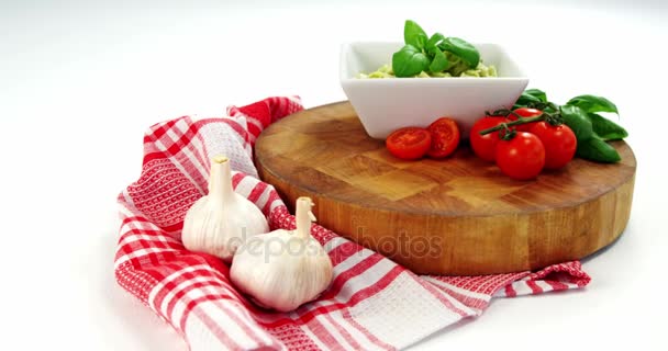 Tomates cherry y ajo con tazón de pasta — Vídeos de Stock