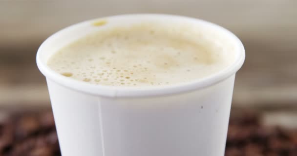 Grains de café tombant dans une tasse jetable — Video