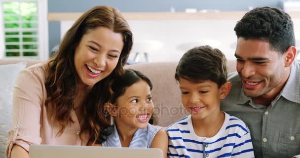 Família feliz usando laptop na sala de estar — Vídeo de Stock