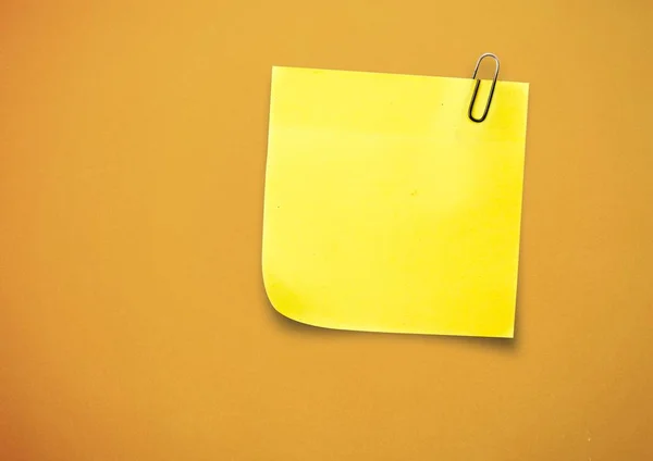 Yellow sticky Note against a neutral orange background — Stock Photo, Image