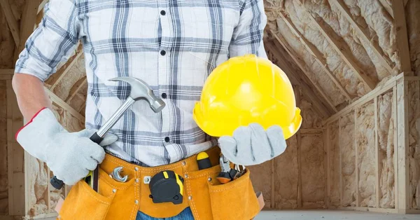 Timmerman romp met hamer in de bouwplaats — Stockfoto