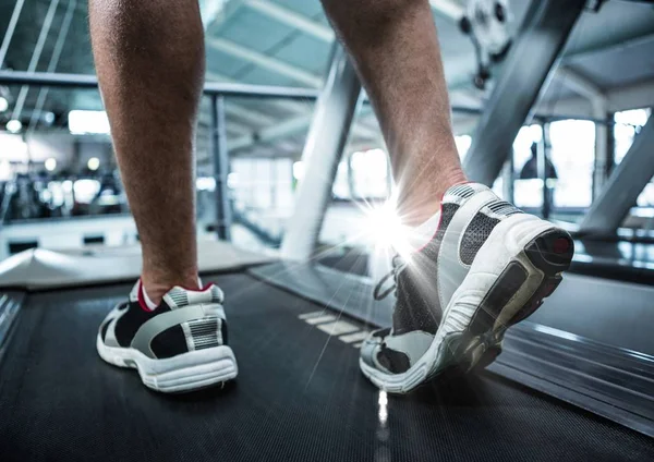 Immagine composita dei piedi sul tapis roulant con razzo — Foto Stock