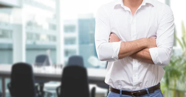 Composietbeeld van zakenman Torso tegen moderne kantoor — Stockfoto