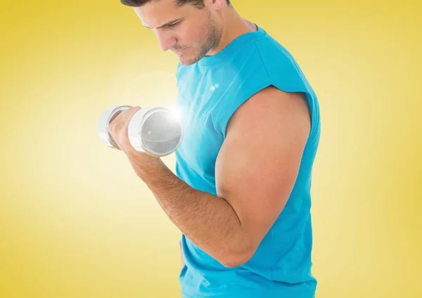 Man Gewichtheffen met flare en gele achtergrond — Stockfoto
