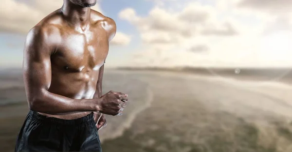 Fitness torso hombre que está corriendo a lo largo del mar — Foto de Stock