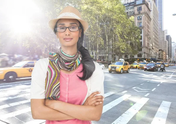 Kadın kompozit görüntü şapka ve atkı parlama ile sokakta — Stok fotoğraf