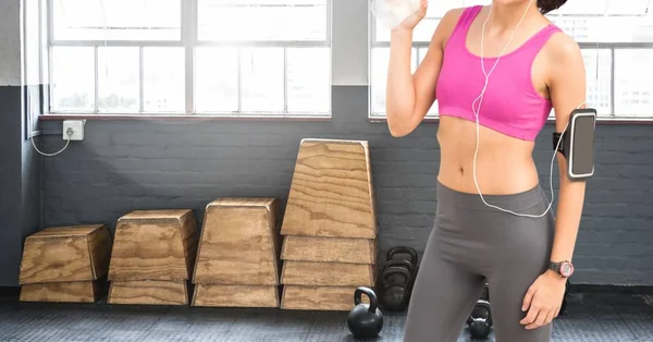 Vrouw torso die in een sportcentrum drinkt — Stockfoto