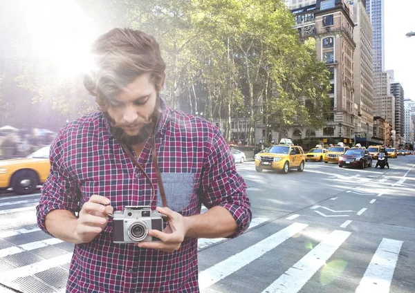 Homem com câmera na rua com flare — Fotografia de Stock