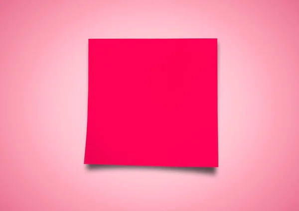 Nota pegajosa vermelha contra fundo rosa neutro — Fotografia de Stock