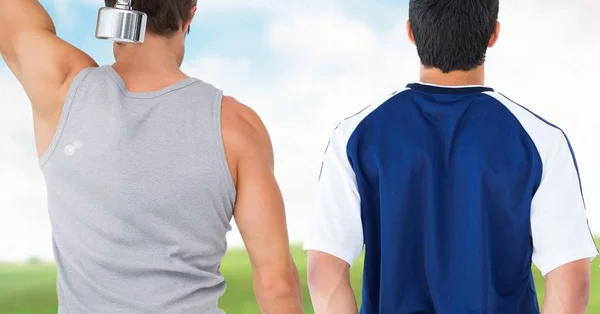 Fitness mannen terug fitness oefeningen tegen de achtergrond van het platteland — Stockfoto