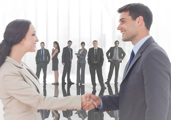 Handshake před podnikatelů na okno — Stock fotografie
