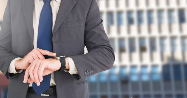 El empresario Torso muestra su reloj contra un edificio —  Fotos de Stock