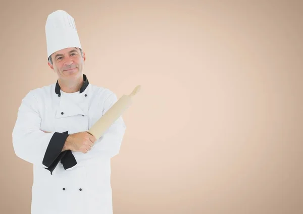 Chef avec rouleau à pâtisserie sur fond crème — Photo