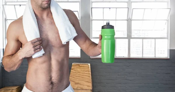 Adam Fitness gövde holding şişesi bileşik görüntü — Stok fotoğraf