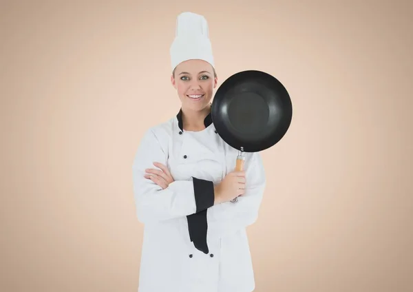 Chef-kok met koekenpan tegen crème achtergrond — Stockfoto