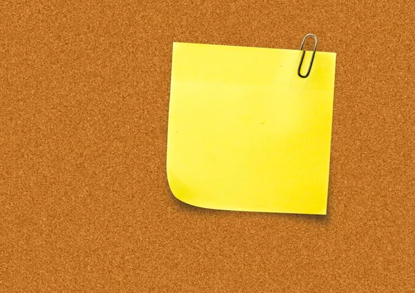 Yellow Sticky Note contre une planche — Photo