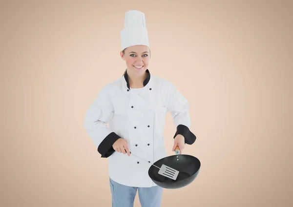Chef-kok met pan tegen crème achtergrond — Stockfoto