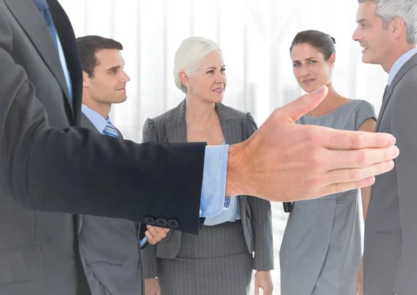 ウィンドウでのビジネス人々 の前で握手 — ストック写真