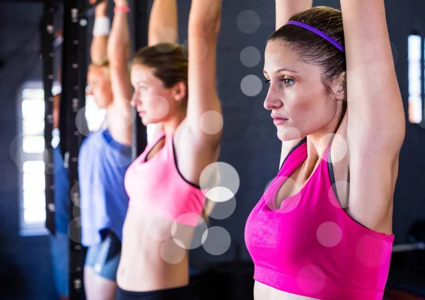 Fitness vrouwen doen van pull ups met bokeh in een sportschool — Stockfoto
