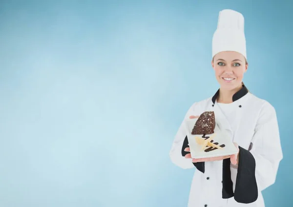 Chef con rebanada de pastel sobre fondo azul —  Fotos de Stock