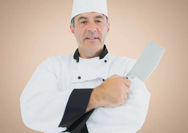 Szef kuchni z nożem na tle krem — Zdjęcie stockowe