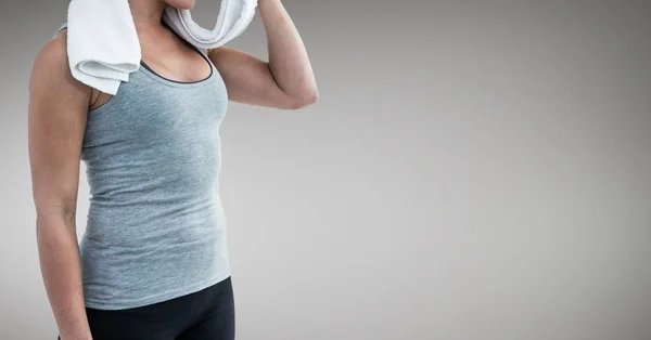 Mujer fitness Torso después de ejercicios sobre fondo gris neutro —  Fotos de Stock