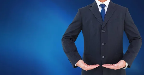 Empresario Torso mostrando algo contra fondo neutro azul oscuro —  Fotos de Stock