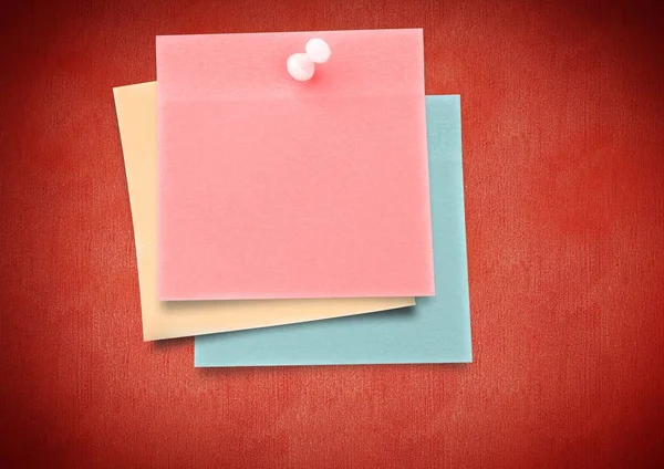 लाल पार्श्वभूमी विरुद्ध रंगीत चिकट नोटची संमिश्र प्रतिमा — स्टॉक फोटो, इमेज