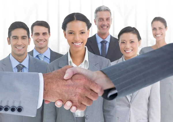 Händedruck vor Geschäftsleuten im Büro vor weißem Hintergrund — Stockfoto