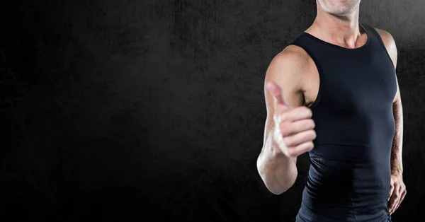 Fitness Torso vestindo uma camisa preta contra fundo preto neutro — Fotografia de Stock