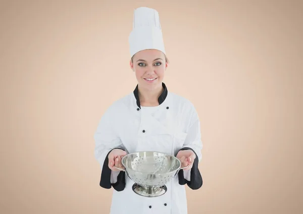 Chef-kok met zeef tegen crème achtergrond — Stockfoto