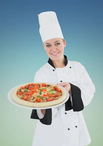 Chef-kok met pizza tegen blauwe groene achtergrond — Stockfoto