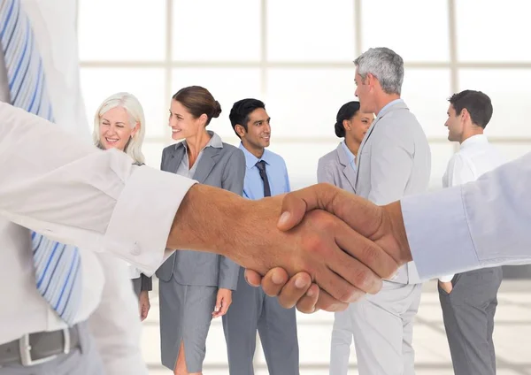 Handshake před podnikatelů na okno — Stock fotografie