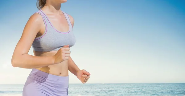 Torso de mujer que corre por la playa — Foto de Stock