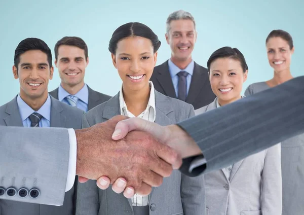 Složený obraz handshake před podnikatelů s modrým pozadím — Stock fotografie