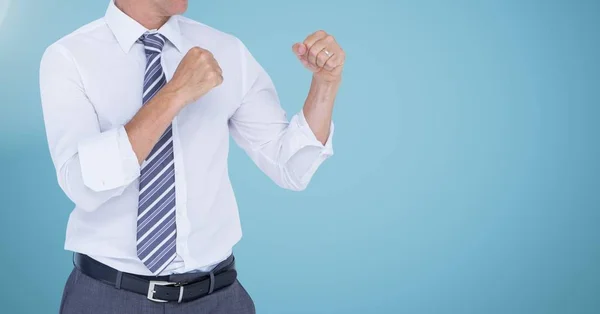 Torse d'homme d'affaires avec posture combative sur fond bleu neutre — Photo